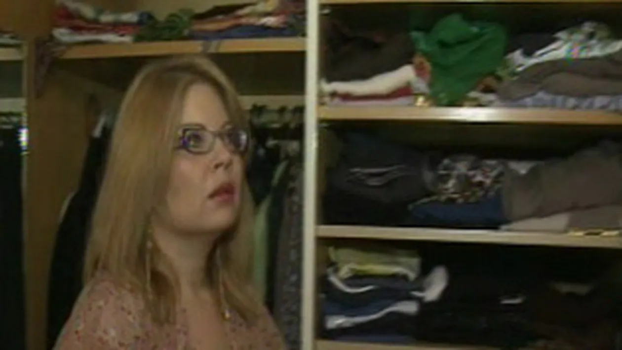 Are haine sa imbrace cel putin 10 femei, cu masuri intre 27 si 44, in fiecare zi, timp de jumatate de an! Garderoba Catincai Roman este de invidiat!