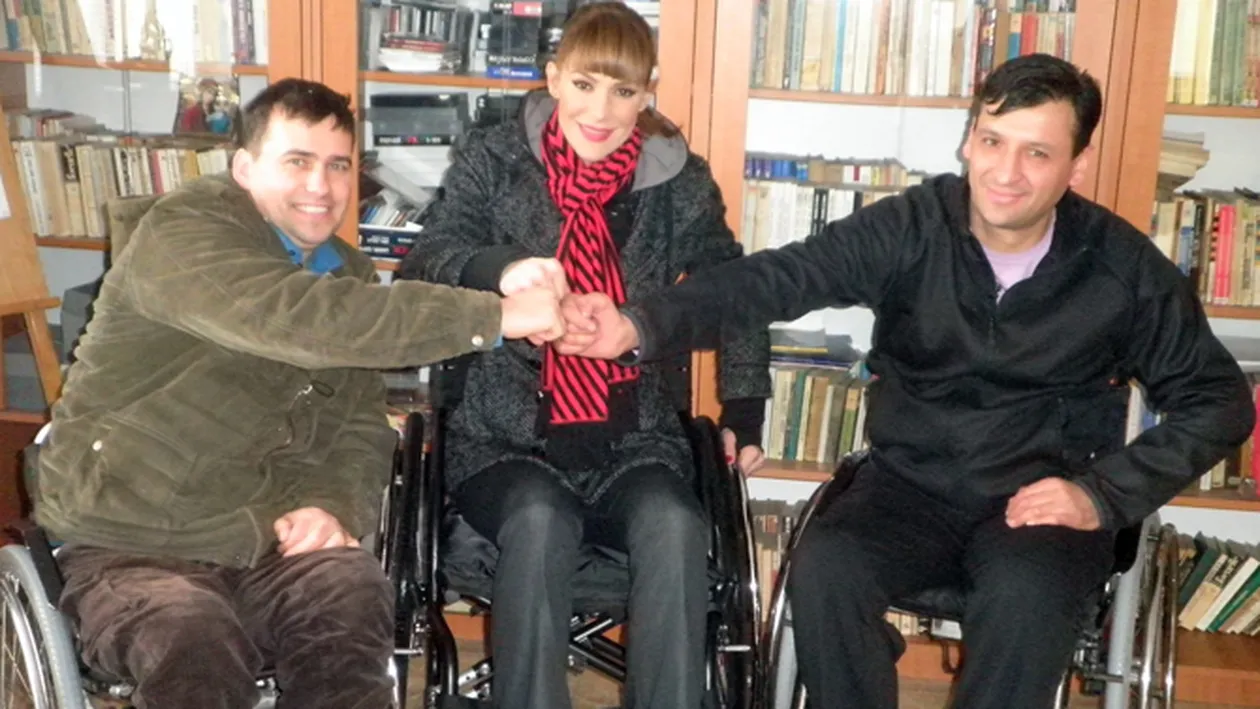 Roxana Ciuhulescu a invatat sa manevreze un scaun cu rotile