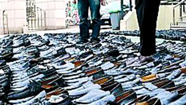 A furat 1.200 de perechi de pantofi de la inmormantari