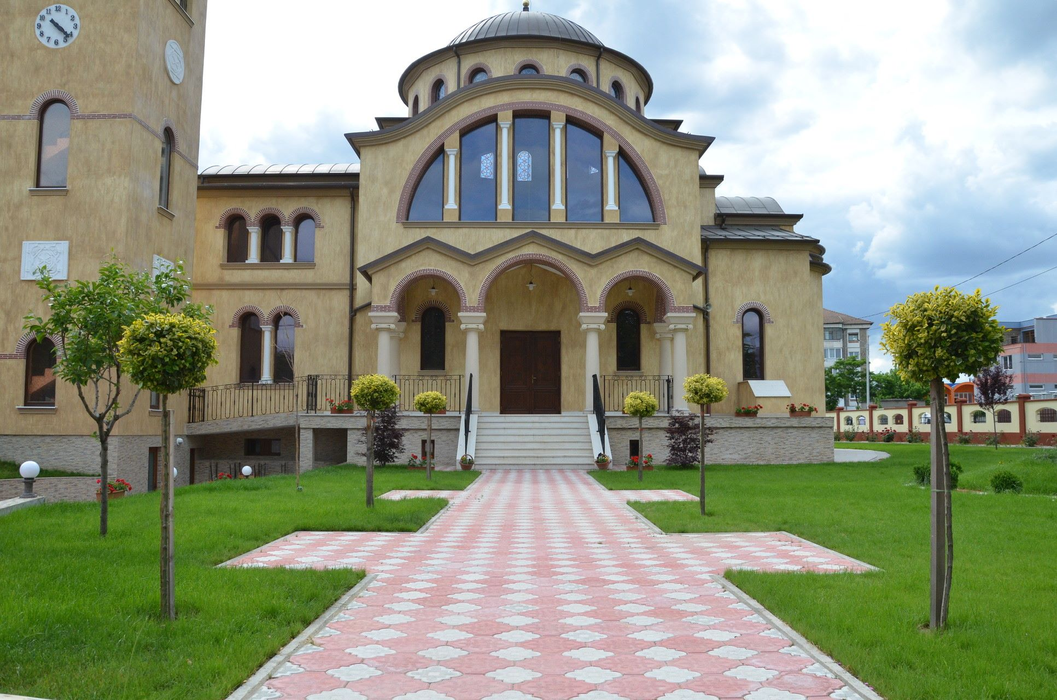 Biserica "Schimbarea la Față" Velența, copie a catedralei "Sfânta Treime" din Atena