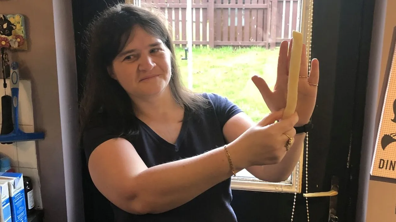 Nu i-a venit să creadă! Ce a găsit femeia din imagine, într-o pungă de chips-uri cumpărată de la Lidl