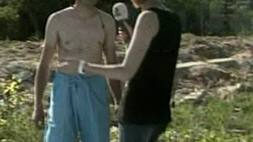 Uite cum a sarbatorit Arthur 1 Mai! A facut baie in curte, in piscina: Nu ma mai intereseaza matrimonialele, cine ma vrea vine dupa mine, ca doar acum sunt vedeta internationala