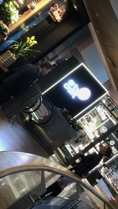Iuliana și Dragoș au mâncat la un restaurant din mall, apoi s-au oprit la o florărie