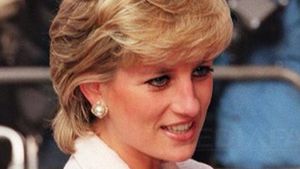 Imagini nemaivăzute cu Printesa Diana! Nervoasă si deloc sigură pe ea, Lady Di a fost fotografiată dansând cu Clint Eastwood