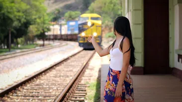 Minora care este hărțuită de fiecare dată de același controlor din tren, pe ruta București-Brașov: ”Ai prieten? Ești singurică? Te plimbi?”