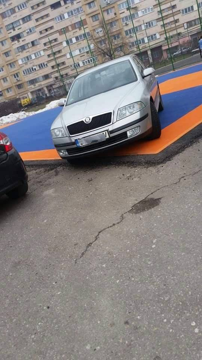 Pentru că și-a parcat mașina pe terenul de fotbal al liceului, cadrul didactic a fost amendat cu 200 de lei