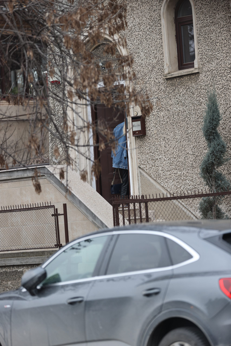 Irina Tănase intră în casă, dar nu va  zăbovi mult (Foto: CANCaN.RO)