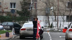 La inceput de an, Madalina Pamfile a “calcat stramb”. Vezi cu ce fotbalist s-a sarutat bruneta chiar la “Poarta Sarutului”