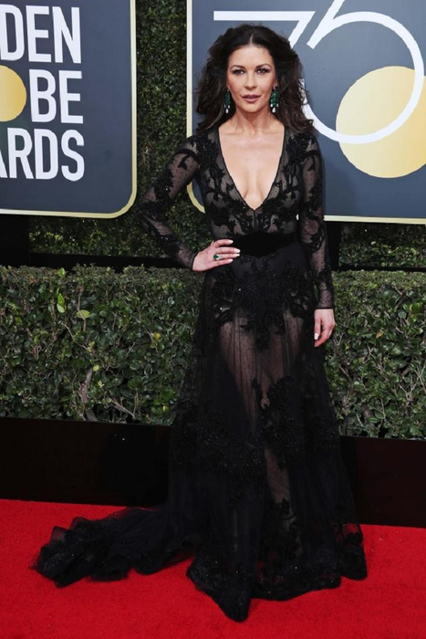 Catherine Zeta Jones, pe covorul de la Globurile de Aur 2018