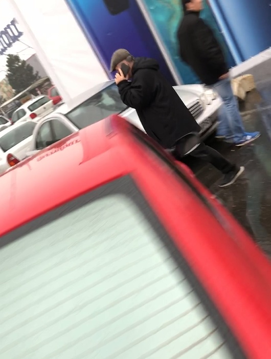 La ieșirea din hipermarket aproape că nu a văzut o mașină venind spre el