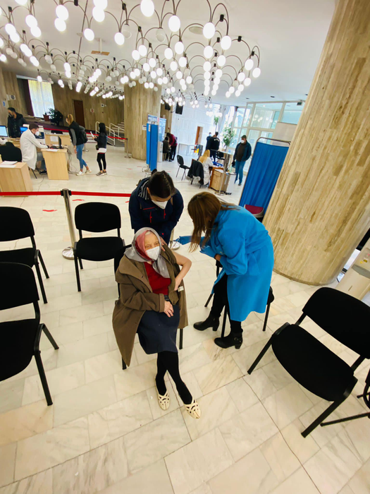 O bătrână în vârstă de 105 ani, din București, s-a vaccinat cu a treia doză de ser Pfizer/BioNTech. “Singura soluție să scăpăm”