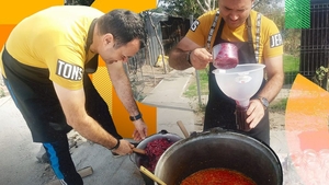 El este olteanul care vinde 1.400 de borcane de zacuscă pentru a înființa un centru destinat femeilor abuzate