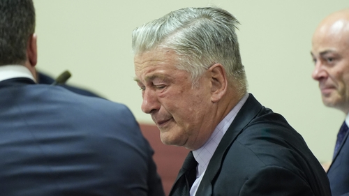 Alec Baldwin, în lacrimi în sala de judecată! Actorul a scăpat de acuzații după ce a împușcat-o mortal pe Halyna Hutchins, pe platourile de filmare