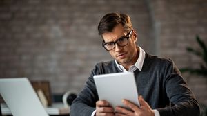 (P) Cum să porți bluza cu cămașă sau sacou pentru un look office?