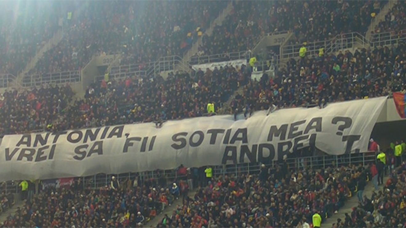 Cel mai frumos gest facut de un fan stelist la meciul cu Stuttgart! Si-a cerut iubita in casatorie intr-un mod fenomenal