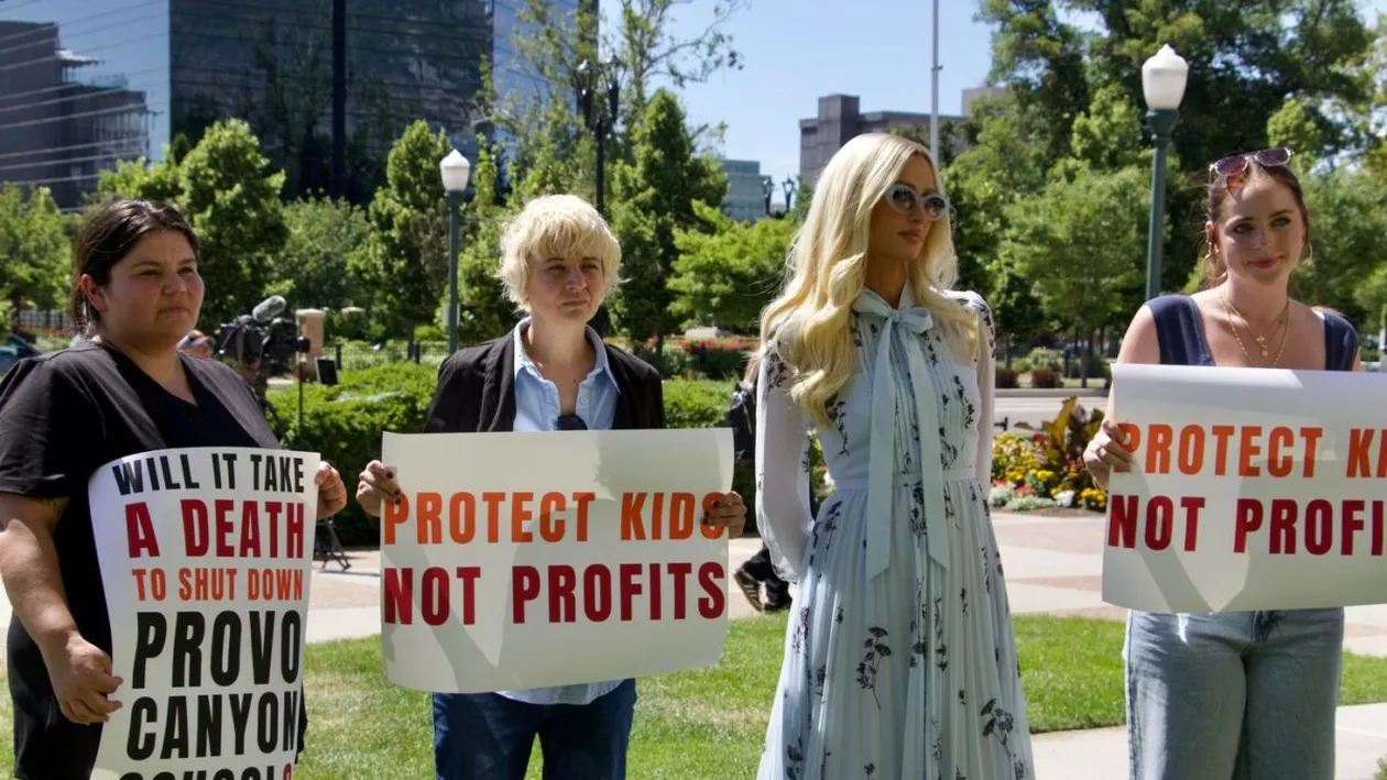 Paris Hilton obține o victorie după ani de luptă. Școala unde spune că a fost abuzată își pierde licența