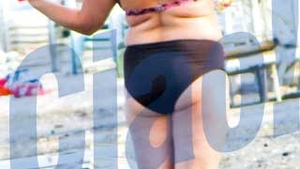 Alerta de tsunami: in apa la Mamaia, au intrat Clejanii! Vezi imaginile fabuloase cu Viorica si Ionita, cuplul care a pus pe fuga pestii si delfinii de pe litoral!