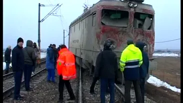 Dezastru în Neamţ! Impact puternic între un tren de persoane şi un TIR!