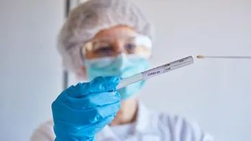 Medicii au rămas fără grai. Ce complicații a suferit o femeie, după un test pentru coronavirus: a fost la un pas de moarte