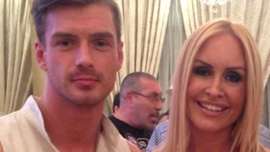 Vica a cucerit toti barbatii cu decolteul asta! Vladau nu s-a abtinut si s-a pozat cu ea