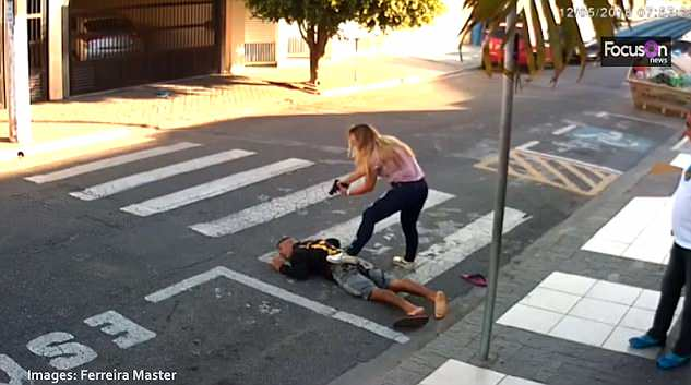 O mamă a ucis un hoț înarmat, care a încercat să jefuiască elevii și părinții aflați în fața unei școli. Imaginile sunt șocante