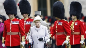 Regina Angliei, la un pas să fie împuşcată de către unul dintre militarii de la Palatul Buckingham 