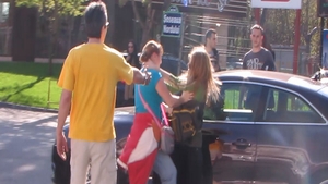 Cea mai tare bataie in trafic! Doua bucurestence si-au carat pumni si picioare dupa ce iubitii lor au facut accident!