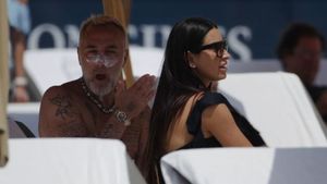 Aşa arată celebrul GIANLUCA şi iubita sa atunci când nu se filmează! Totul s-a întâmplat pe-o plajă din Miami