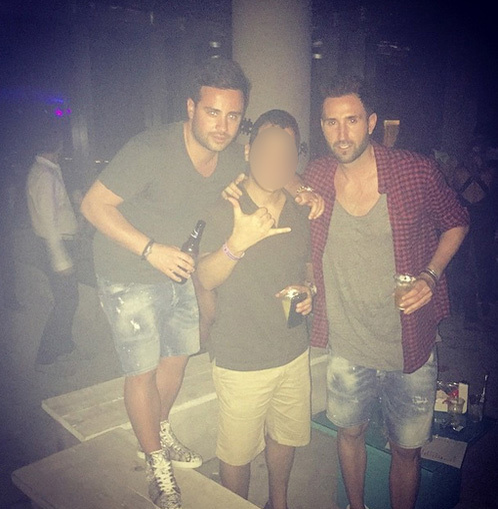 Ei sunt ”gemenii corsicani”, campioni la notele de plată din night-life-ul României! Plătesc săptămânal averi pentru distracţiile din cluburi, au mega-maşini şi s-au abonat la fetele din Brigada ”Secţia 19”