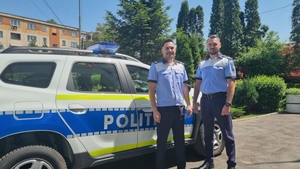 Doi polițiști din Craiova, eroii zilei! Au salvat de la moarte o fetiță de un anișor
