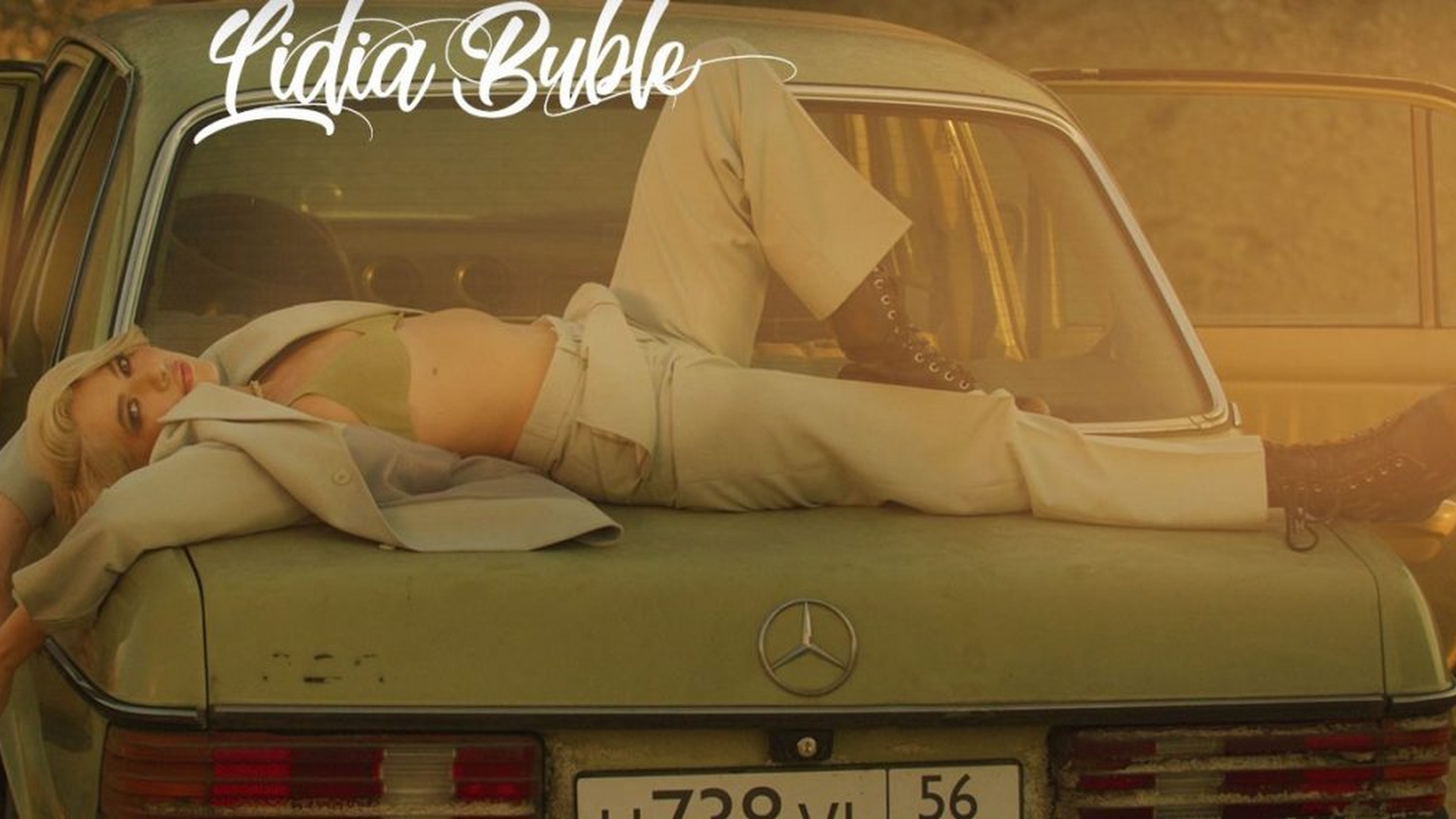 În compania cui a fost fotografiată Lidia Buble azi, la o piscină din București! Martorii au privit-o lung pe cântăreață