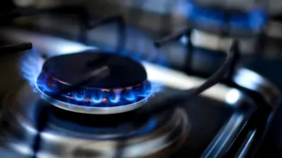 Românii vulnerabili vor putea primi 1.200 de lei pe an pentru energie și gaze, iar furnizorilor li s-au promis 6 mld. lei la buget. Proiectul schemei care va înlocui plafonarea – SURSE