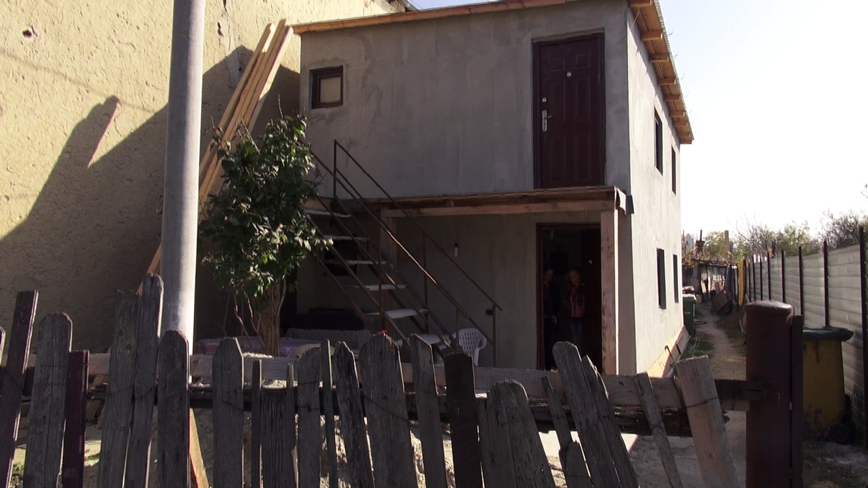 La un an după terminarea show-ului, Alexandra și familia ei au reușit să se mute în casă. Imobilul face  însă obiectul unei decizii de demolare, pentru că ar fi fost construit fără autorizație