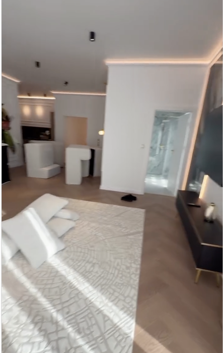 Cum arată livingul Georgianei Lobonț. Și-a cumpărat niște scaune „smart”, pentru părinți. Ce e diferit la ele?