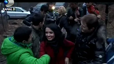 VIDEO Cove, Mantea si Artene s-au plimbat cu decapotabila prin sat!  Vezi cum au jucat pe muzica lautarilor in remorca!