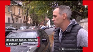 Din mașină de epocă, în atracția șoselelor. Un bucureștean și-a montat panou solar pe capota unui Golf vechi de 30 de ani. FOTO