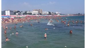 O explicație simplă pentru tragediile în lanț de pe litoralul românesc. O mamă i-a certat pe salvamari pentru că au vrut să îi scoată copiii din apă, în timp ce era arborat steagul roșu