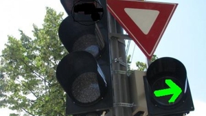 Semaforul intermitent de dreapta. Ce greșeală fac cei mai mulți șoferi