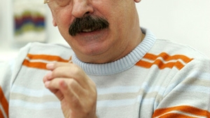 Fiul fostului premier taranist, impecabil in uniforma de pilot. Tudor Vasile e cel mai sexy capitan al Tarom