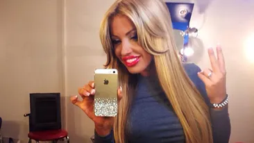 Dezmat total cu scene lesbi! Ce vedeta TV de la noi a aparut fara chiloti intr-un club de noapte