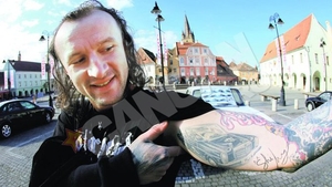 Din dragoste pentru "bijuteria" sa pe patru roti, sibianul Ovidiu Popartan si-a pictat masina pe piele! Si-a tatuat un Mercedes pe brat