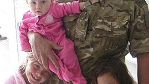 Ti se rupe sufletul cand vezi cum si-a luat adio o fetita de la tatal ei ucis in Afganistan