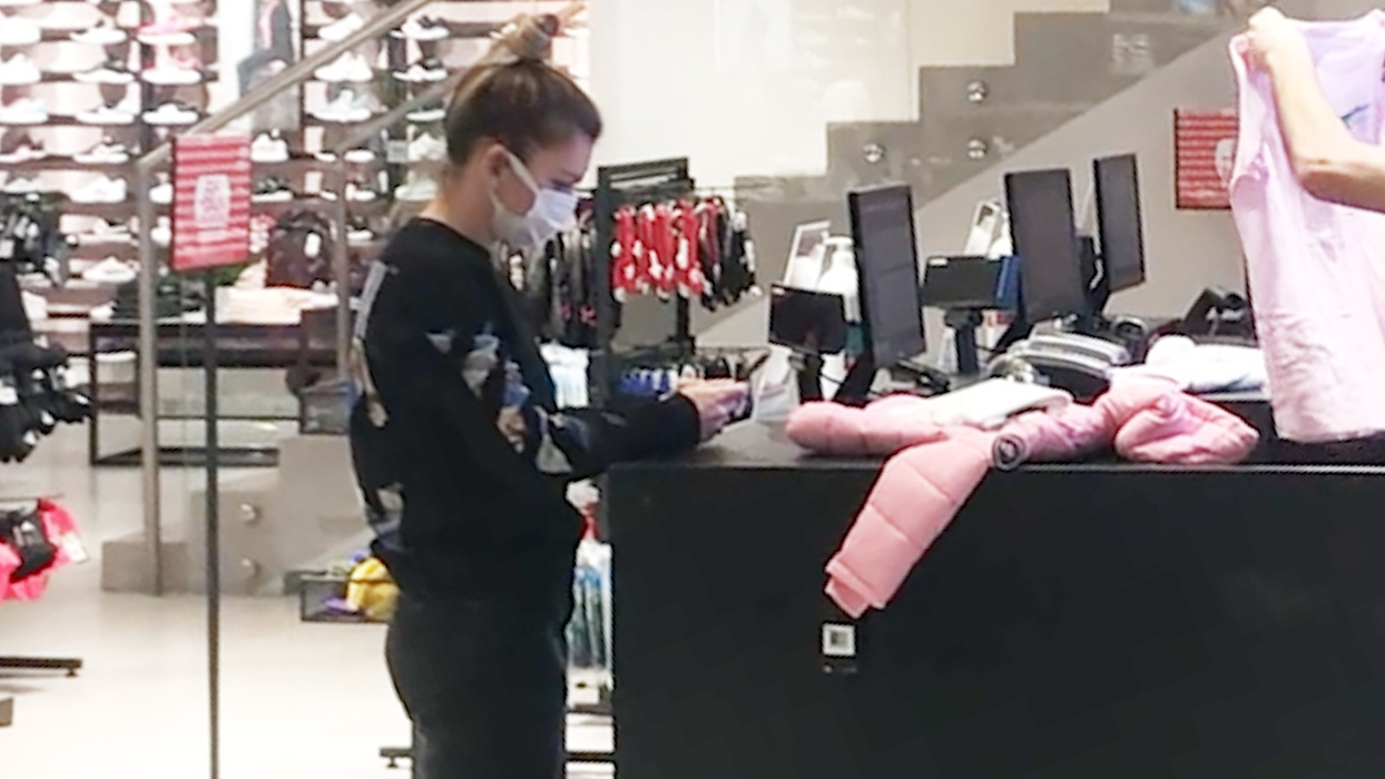 Simona Halep s-a plimbat prin mall Băneasa cu sacoșa de rafie pe umăr