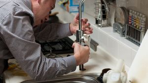 Ce salariu are un electrician sau un instalator în 2025, conform REGES/REVISAL