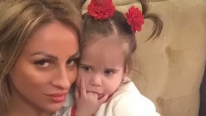 Izabela a împlinit un an! Declaraţie de dragoste emoţionantă a Sânzianei Buruiană pentru fiica ei
