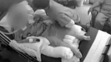 VIDEO Doi asistenţi medicali au fost surprinşi în timp ce agresau sexual o bătrână de 96 de ani