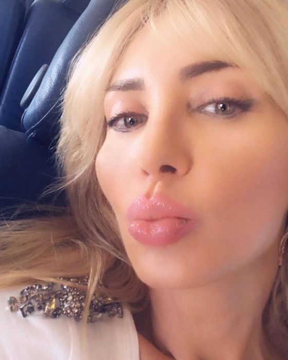 Regina selfie-urilor nu se mai oprește! Postează zi de zi, iar prietenii virtuali sunt în delir!