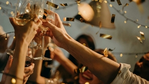 Adio, roșu! Ce culoare trebuie să porți de Revelion 2025