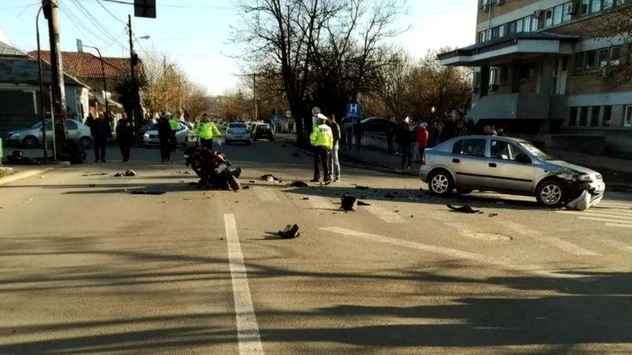 Accident grav la Roșiorii de Vede. Un motociclist a fost spulberat de o mașină | VIDEO