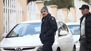 MEGAEXCLUSIVITATE. Este proprietarul unuia dintre cele mai puternice trusturi de televiziune şi nimic nu-i trădează averea gigantică. ”Miliardarul fără chip” este probabil cel mai bogat român, dar locuieşte într-un hotel de 2 stele abandonat şi…